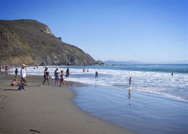 Can you hike from Muir Woods to Muir Beach