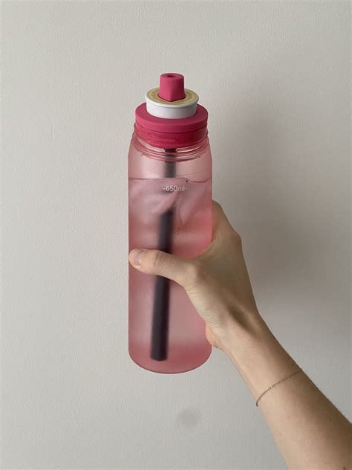 Can you keep a fish in a water bottle?
