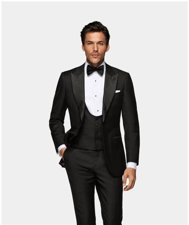 Can you wear long tie with tuxedo?