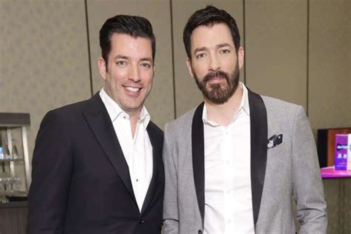 Do Drew and Jonathan Scott live together?
