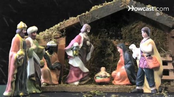 How do I arrange my nativity scene?