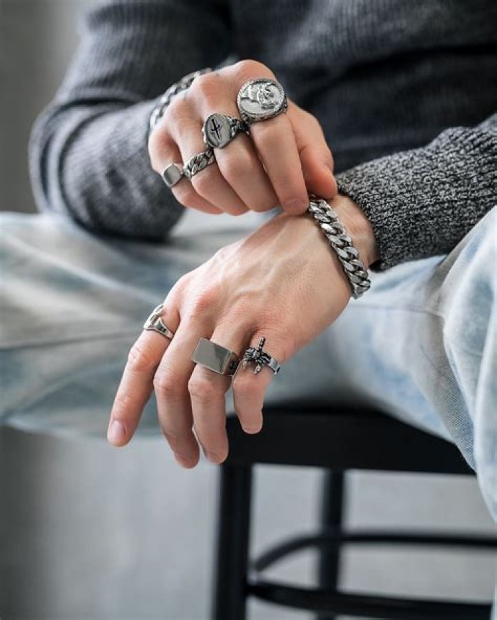 How do you accessorize with a ring?