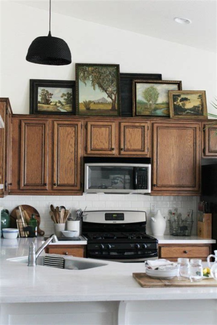 How do you decorate an old kitchen