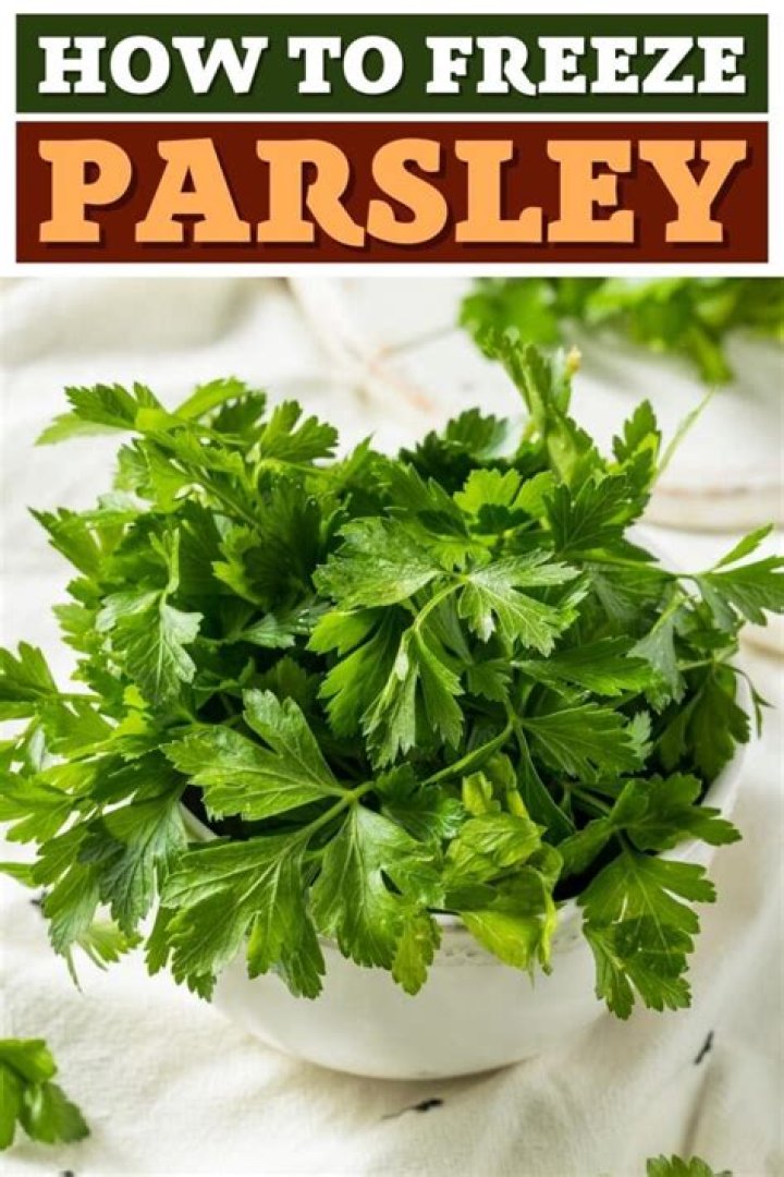How do you freeze parsley at home?