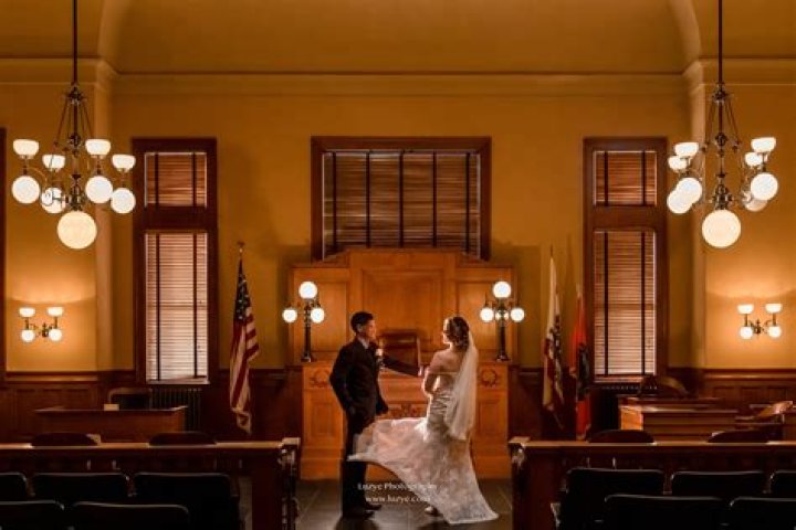 How do you get married at the courthouse in Maryland