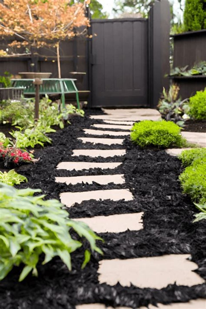 How do you mulch a garden path