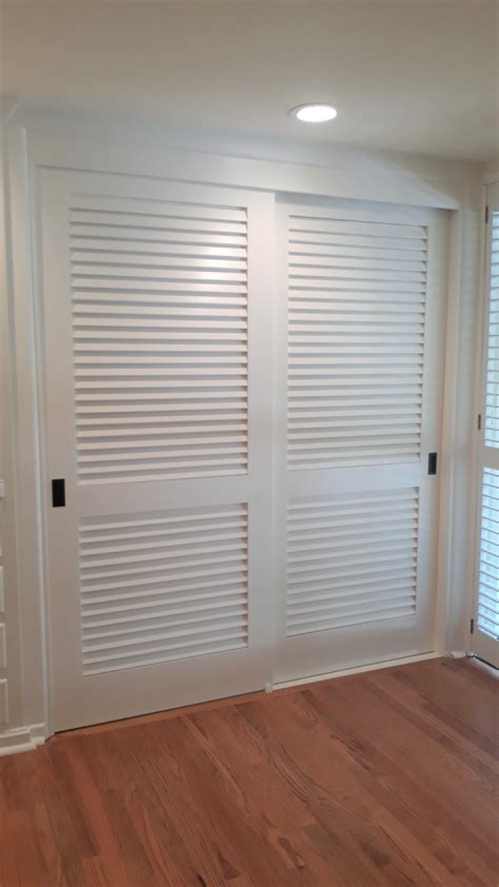 How do you paint a louvered closet door