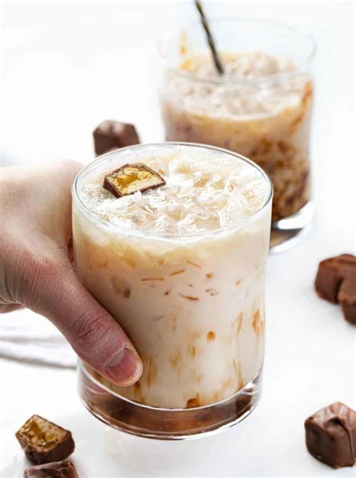 How do you Rim a glass with chocolate