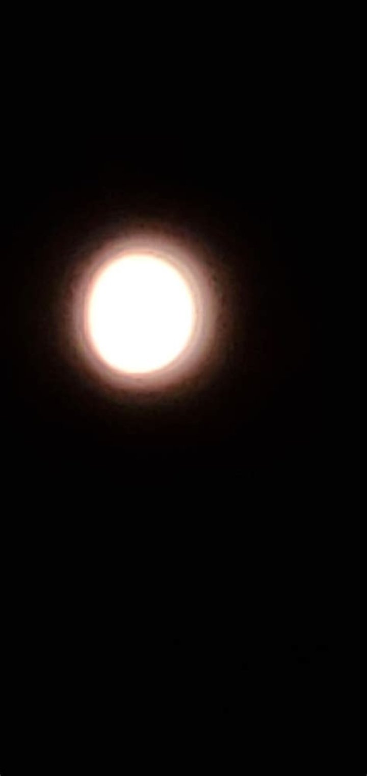 How do you take a picture of the moon with a Samsung?