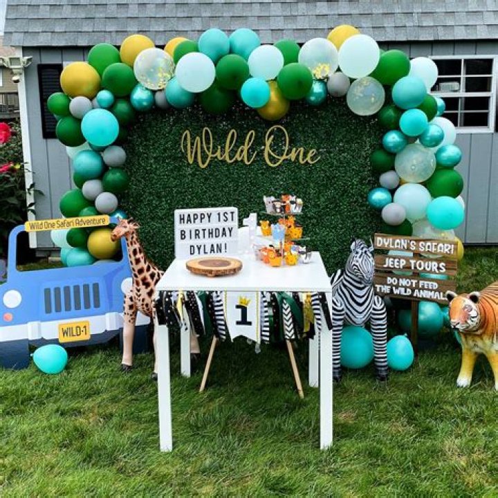 How do you throw a first birthday party at home?
