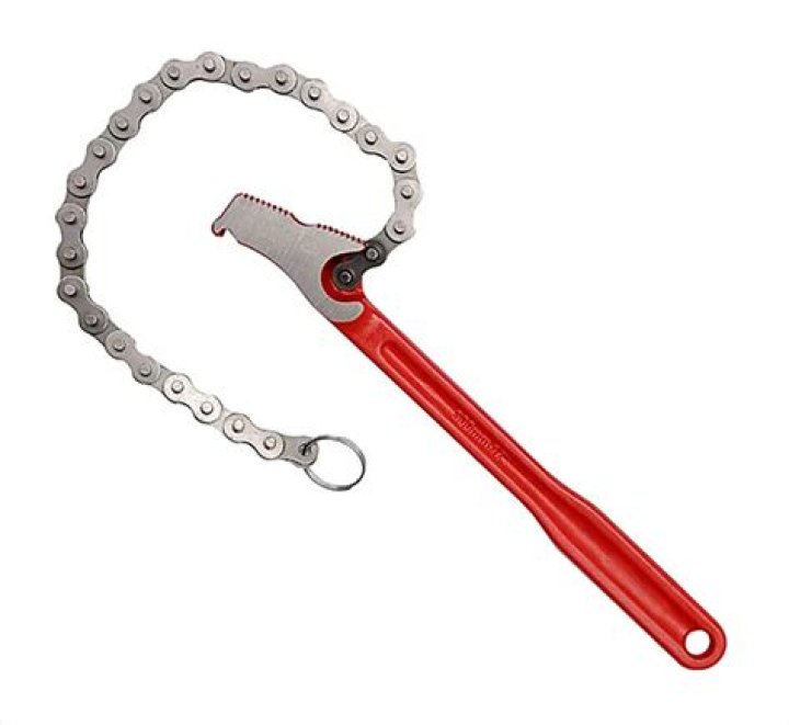 How do you use a chain pipe wrench