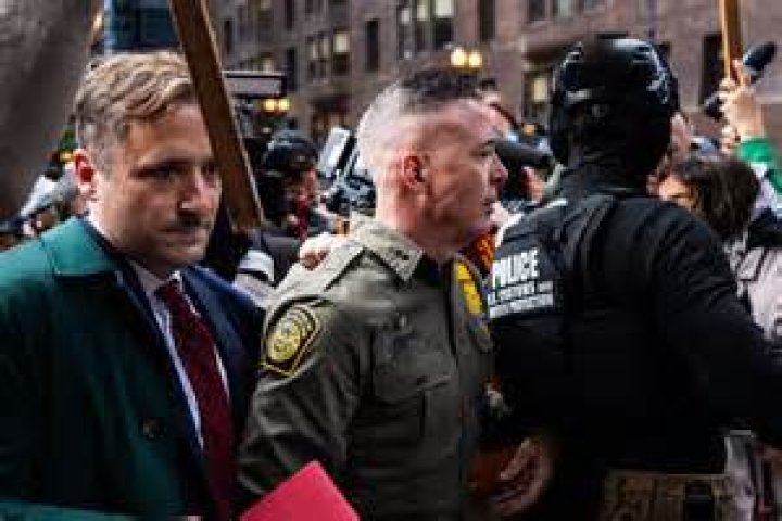 How does Gregory find his way through the dungeon