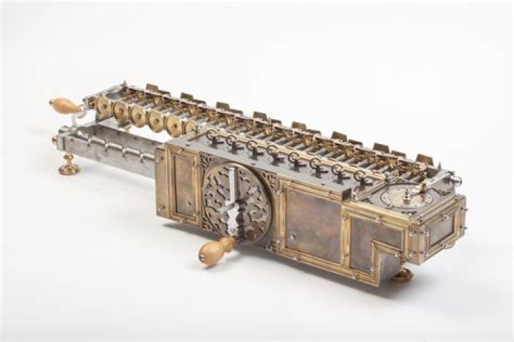 How does the calculating clock work