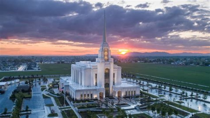 How many temples are in California?