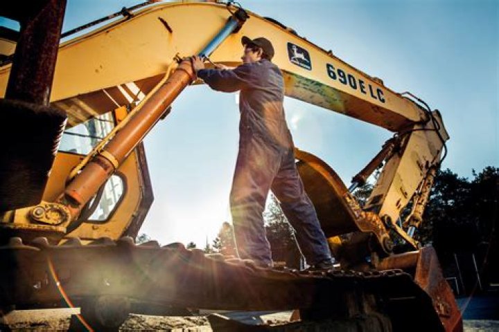 How much do heavy equipment technicians make