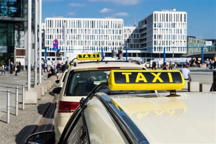 How much does a taxi driver earn in Sweden?