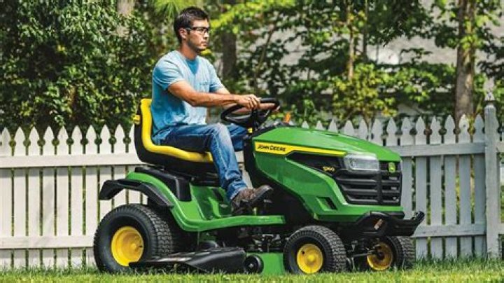 How much oil does a John Deere lawn mower take?