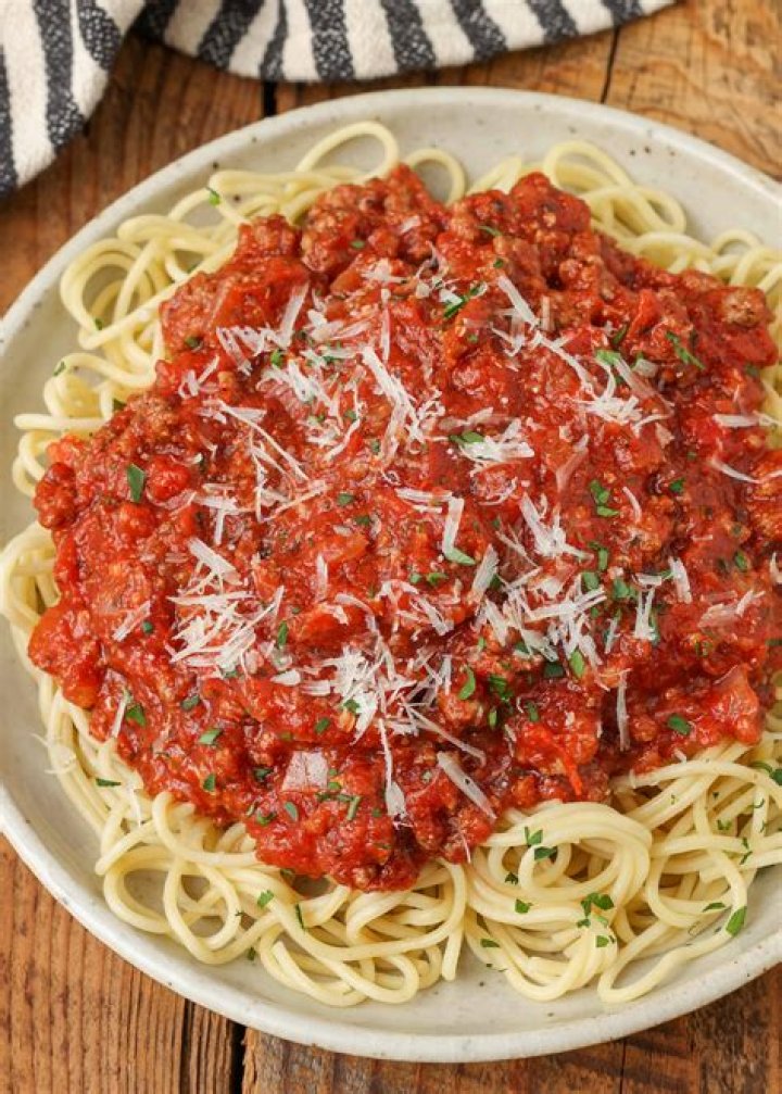 How much sodium is in spaghetti and sauce?