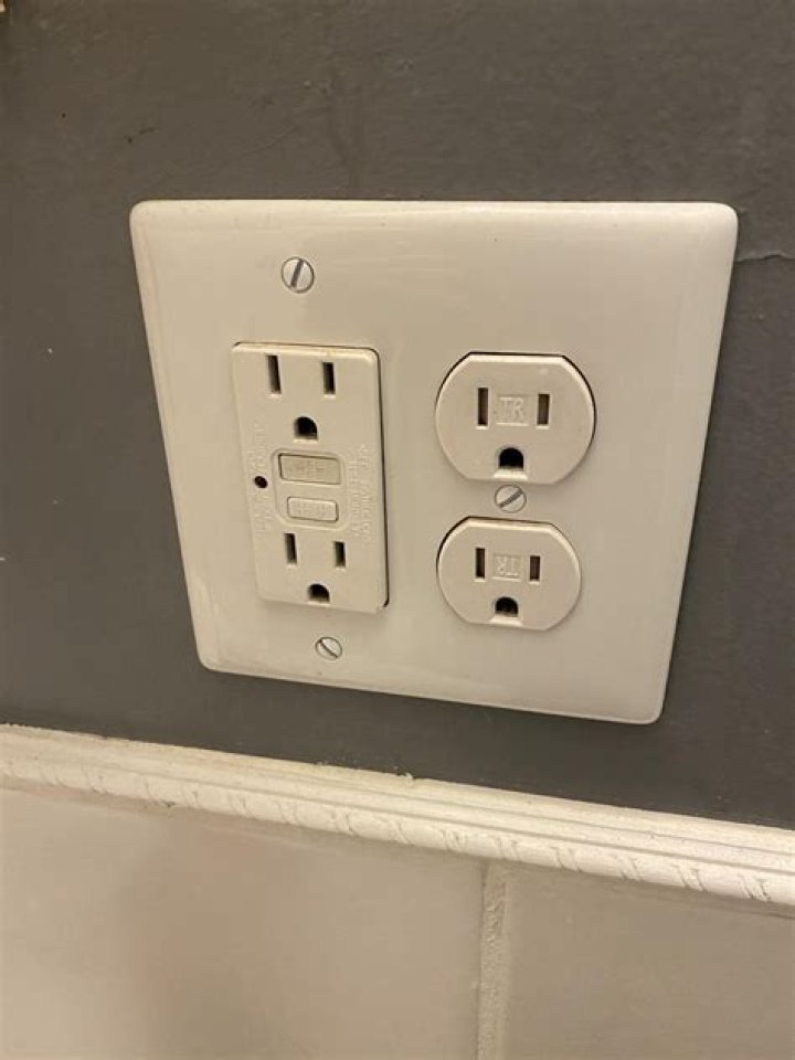 Should bathroom lights be on GFCI