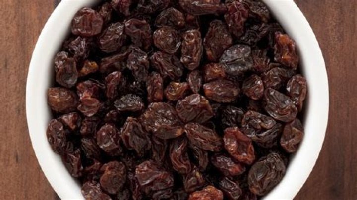 Should you soak raisins before baking