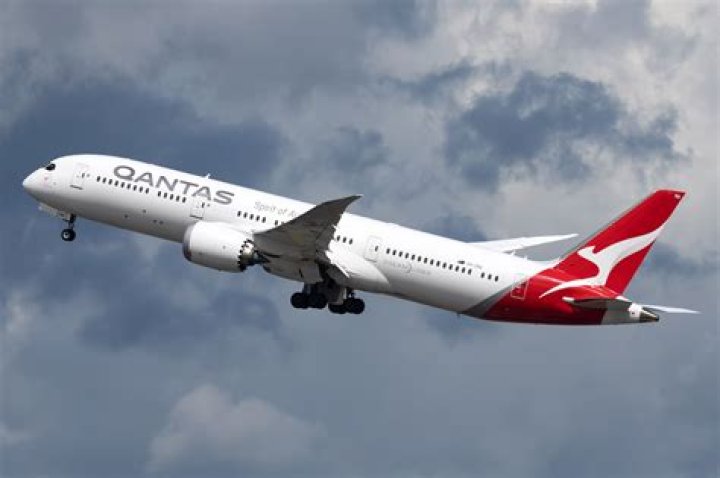 What aircraft does Qantas fly between London and Australia