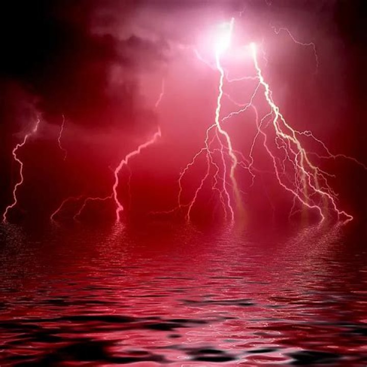 What causes red lightning?
