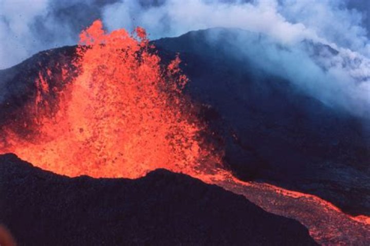 What happens when Mauna Loa erupts?