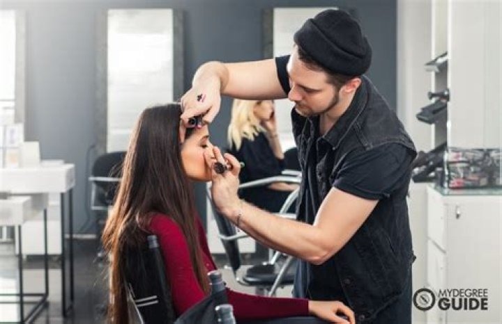 What is a master cosmetologist