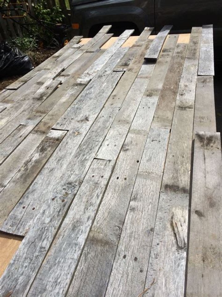 What is reclaimed pallet wood