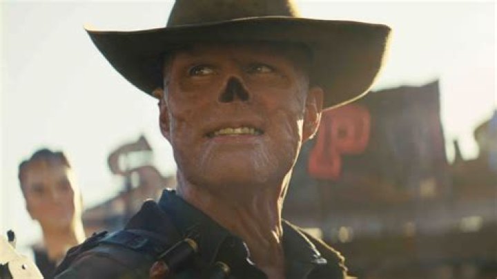 What kind of gun does the Man in Black use Westworld?