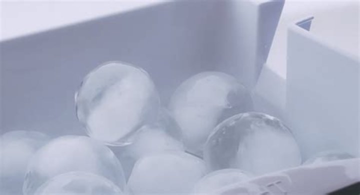What refrigerator makes round ice cubes?