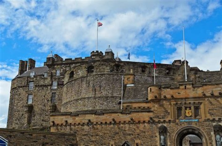 What regiment is based at Edinburgh Castle