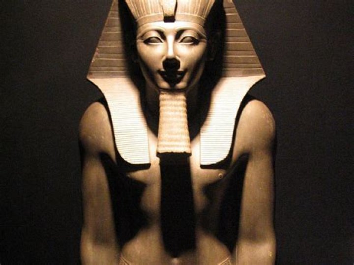 When was Thutmose III born