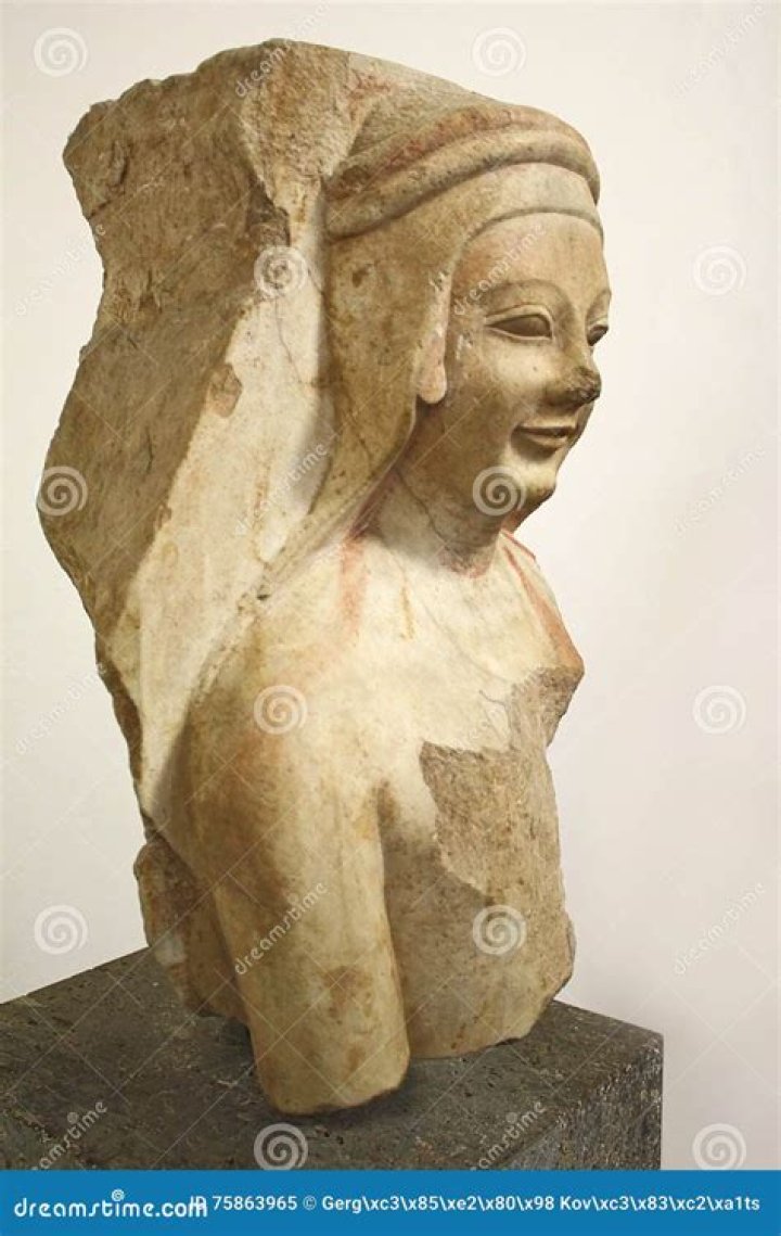 Which sculpture presented in the modules is an example of the archaic smile or sign of life