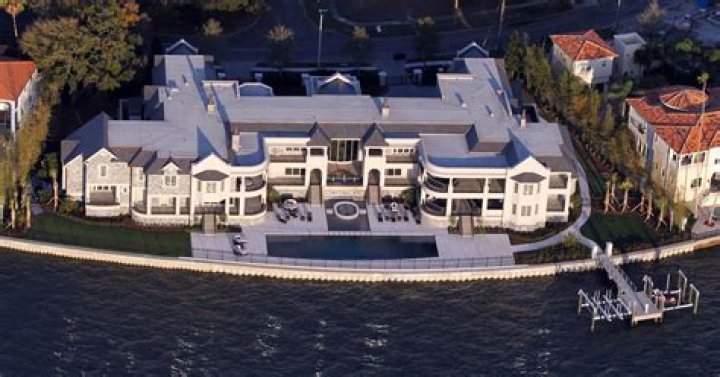 Who bought Tom Bradys mansion