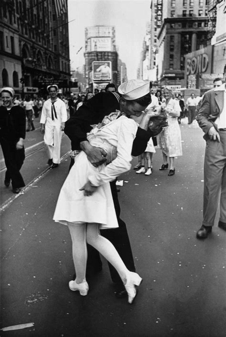 Who is the sailor kissing the nurse in Times Square