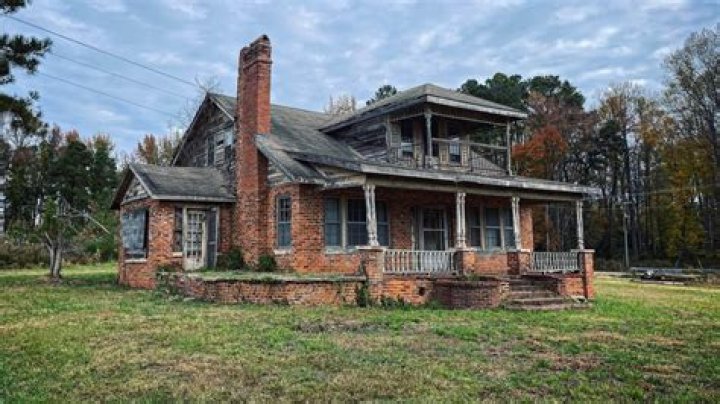 Who wrote abandoned farmhouse? | ContextResponse.com